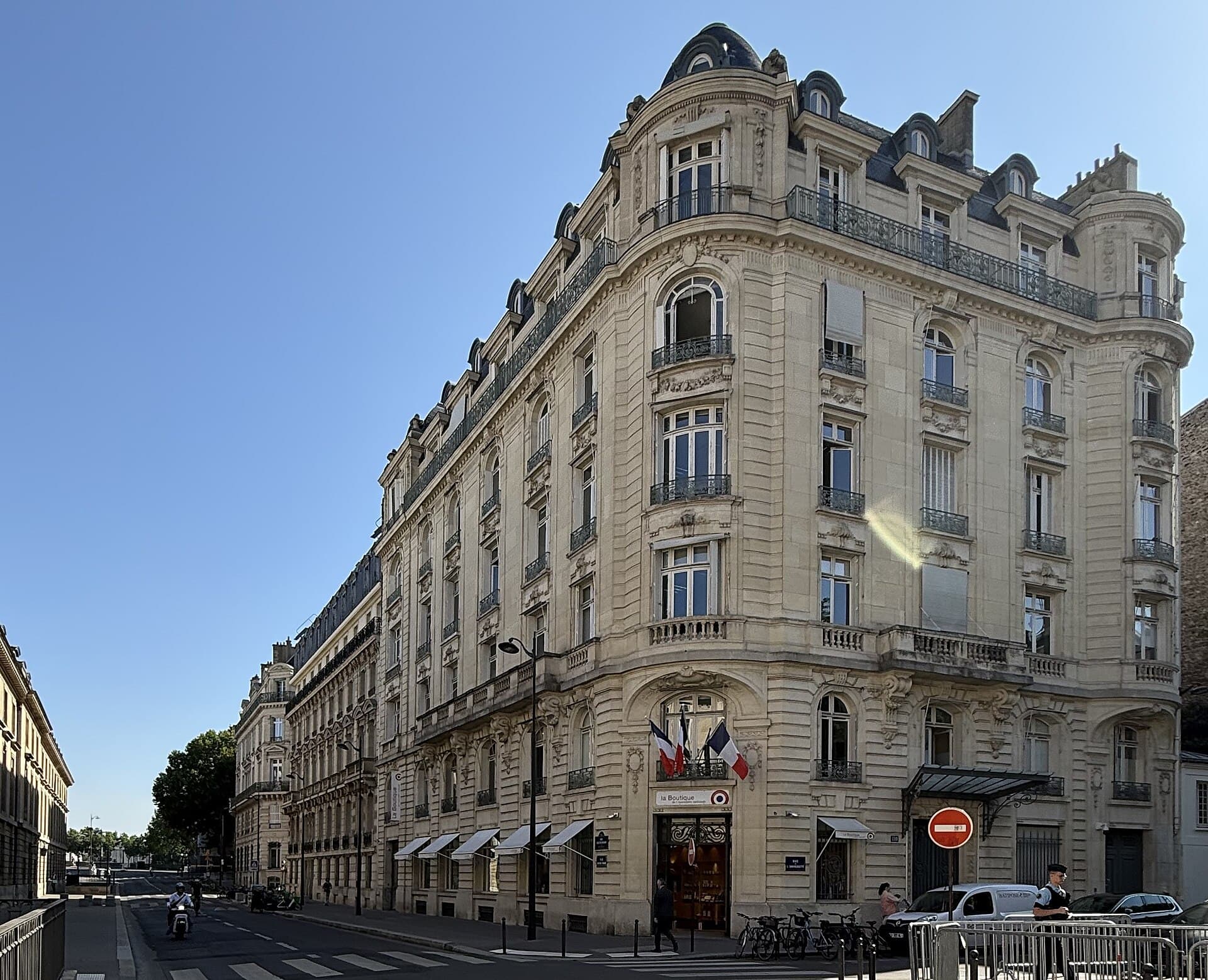 Façade d'un bâtiment universitaire à Paris